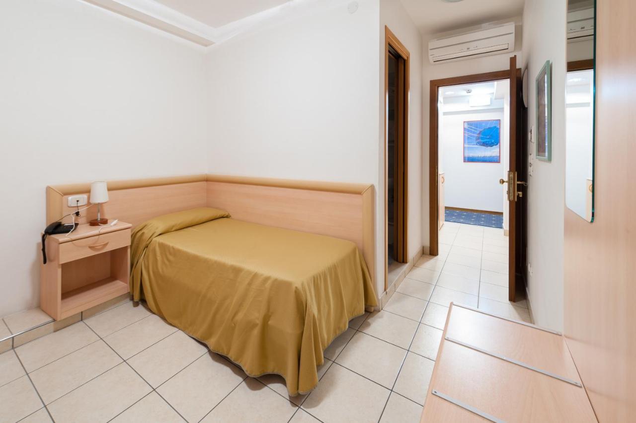 Hotel Garni Losanna Бибионе Экстерьер фото