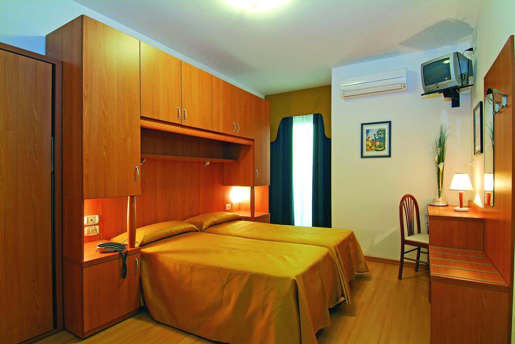 Hotel Garni Losanna Бибионе Номер фото