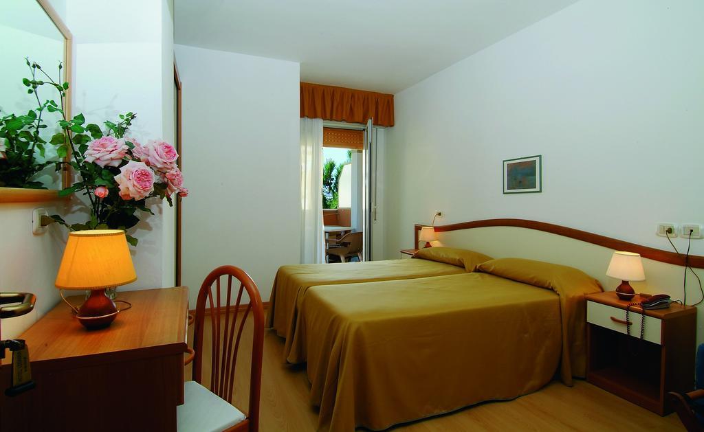 Hotel Garni Losanna Бибионе Номер фото